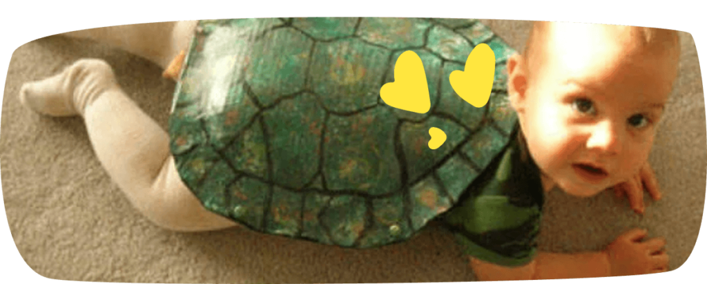 Criança pequena fantasiada de tartaruga