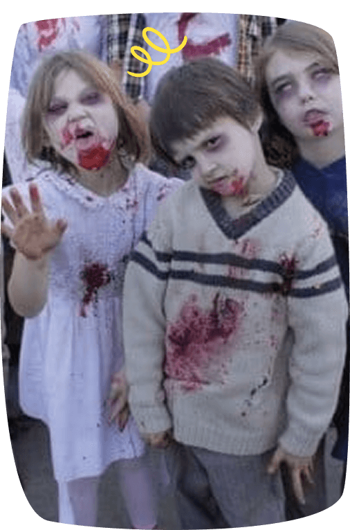 Crianças fantasiadas de zumbi