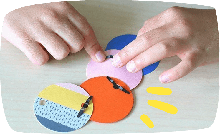 Colar de papelão com bailarinas
