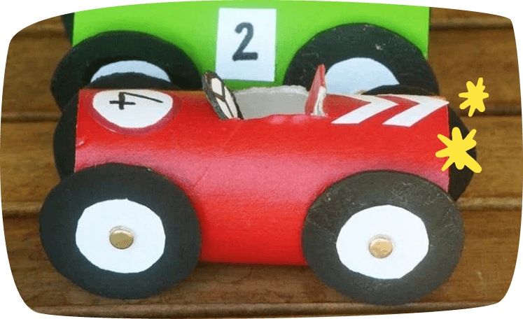 Carrinhos de corrida com rolos de papelão