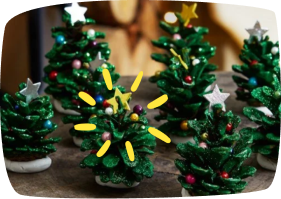 Árvore de Natal feita com pinhas