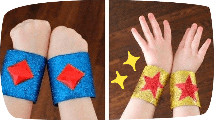 braceletes de super-herói com rolos de papelão