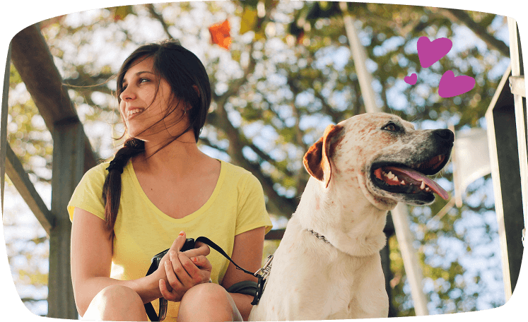 Menina sorri com cachorro
