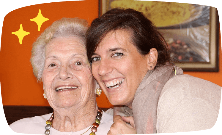 Menina e mulher idosa sorrindo